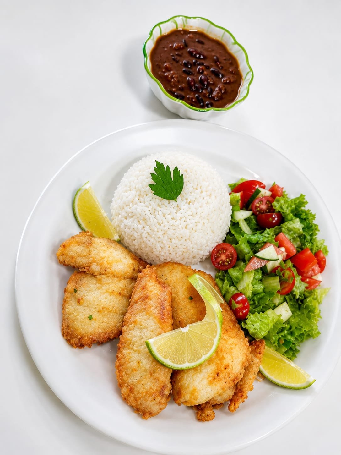 Filé de peixe frito com arroz, feijão e salada